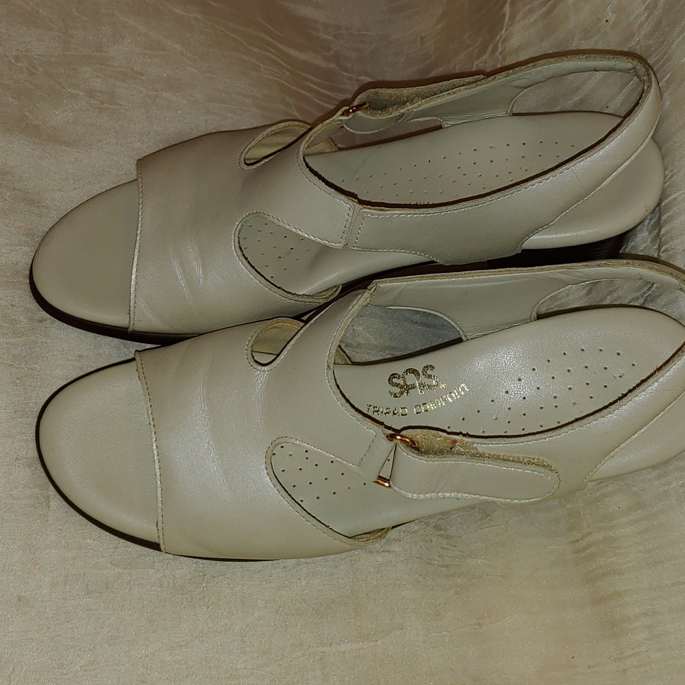 SAS Women's creamy pearl sz8 Tripad comfort Velcro closure sandals. Pre-owned.